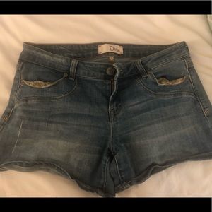 DITTOS lightly worn jean shorts. Denim. SIZE 28.